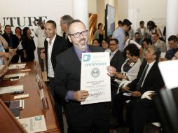 El representante de Urrea sostiene uno de los dos diplomas que recibió la empresa. EL INFORMADOR / A. Camacho