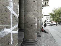 Los adolescentes que vandalizaron las columnas del Teatro Degollado enfrentan su proceso en libertad. EL INFORMADOR / ARCHIVO