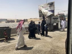 Varios civiles deambulan por el último puesto de control en Erbil, Iraq. EFE / J. Martín