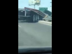 El tráiler cayó desde un paso desnivel; protección civil y bomberos asistieron el percance. YOUTUBE / Eluniversal Online