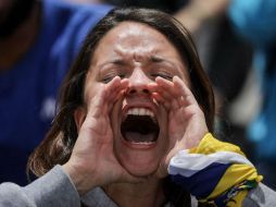 Una joven grita arengas para exigir la liberación de la veintena de estudiantes detenidos el pasado 29 de junio. EFE / M. Gutiérrez