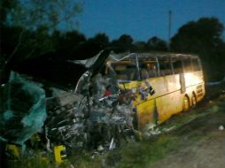 Un camión 'Kamaz' se estrelló con un autobús de pasajeros que cubría la ruta Samara-Izhevsk, el cual volcó y se incendió. ESPECIAL /