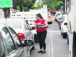 Una mujer entregó información de rutas alternas a los automovilistas que circulan por Enrique Díaz de León. EL INFORMADOR / F. Atilano