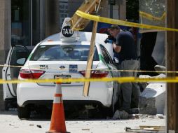La policía, los paramédicos y los bomberos acudieron al lugar del incidente, cerca de la estación de taxis del aeropuerto. AP / M. Dwyer