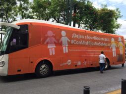 El ‘autobús de la libertad’ fue estacionado en avenida Hidalgo frente al Congreso de Jalisco. EL INFORMADOR / R. Rivas