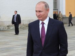 El presidente ruso Vladímir Putin pasea por las inmediaciones del Kremlin. EFE / M. Klimentyev