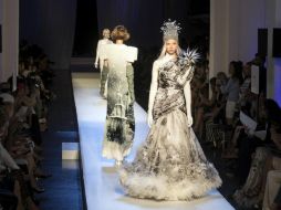 La pasarela arrancó con una serie de estilismos en gris, color que parece ser el protagonista de la temporada. EFE / E. Laurent