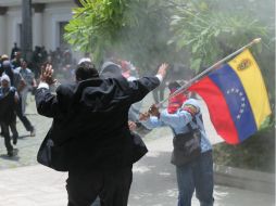 ''El gobierno siempre recurre a la violencia'', manifiesta el diputado opositor Stalin González. AP / F. Llano