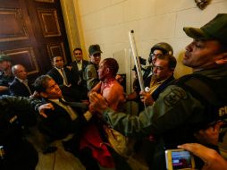 La decisión ocurre después de que la sede legislativa fuera asaltada por presuntos partidarios del gobierno. EFE / C. Hernández