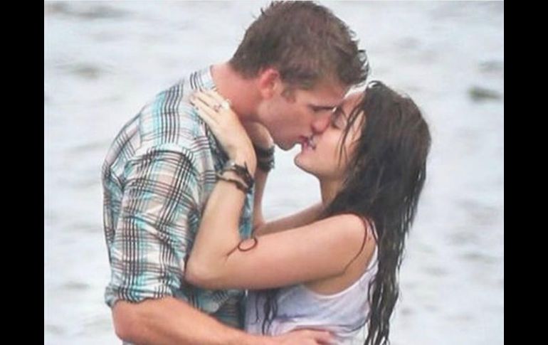 'Feliz #InternationalKissingDay nuestro primer besuqueo hace ocho años', escribe. TWITTER / @MileyCyrus