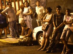 Afuera de la oficina del fiscal de distrito, familiares de los presos esperan por información. AFP / P. Pardo