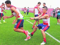 Ángel Zaldívar y Michael Pérez en la práctica de ayer. ESPECIAL / CHIVAS DE CORAZÓN