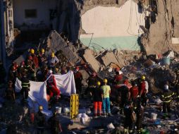 Equipos de rescate formados por el cuerpo de bomberos, fuerzas del orden y miembros de Protección Civil trabajan en la zona. EFE / C. Abate