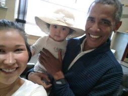 La madre tomó fotos de un sonriente Obama cargando a su hija. AP / J. Jackinsky