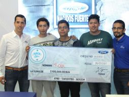 Carlos González, Alí Pasos y Diego Ramírez fueron los ganadores del Hackathon organizado por Ford. NTX / J. Pasos