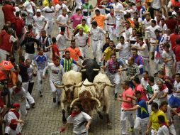 El encierro de hoy, domingo, ha sido el más multitudinario de la semana. AP / A. Barrientos