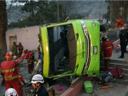 Alrededor de 20 pasajeros fueron trasladados a centros de salud y otros fueron atendidos en el lugar por los bomberos. EFE / O. Farje
