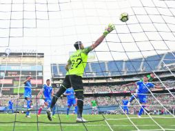 Abre la cuenta. El arquero salvadoreño Benji Villalobos intenta tapar sin éxito el remate de cabeza de Hedgardo Marín. AP /