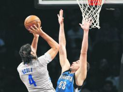 Experiencia. Luis Scola (#4) jugó para cinco equipos en su paso por la NBA. AP / ARCHIVO