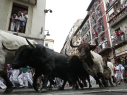 Los toros de la ganadería de Fuente Ymbro recorren el tramo de Mercaderes. EFE / J. Diges