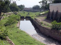 El canal Balcones del Cuatro, en la colonia Gómez Farías, es uno de los afectados por la basura. EL INFORMADOR / M. Vargas