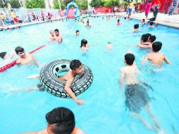 Desde ayer, tapatíos disfrutan de la nueva alberca,  donde el Comude impartirá clínicas de natación a infantes. ESPECIAL /