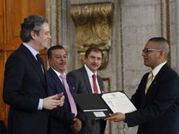 La SEP firmó el acuerdo 590 para ampliar las modalidades de titulación en beneficio de los docentes egresados. TWITTER / @aurelionuno