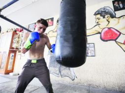 A cumplir como boxeador. El 'Canelito' dejó los estudios para dedicarse de lleno al boxeo, y ahí la lleva. EL INFORMADOR / G. Gallo