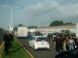 A la altura de Camino Real a Colima y Camino a Las Pomas, tripulantes de un par de vehículos lo interceptan y le disparan. ESPECIAL /