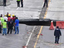 Protección Civil realizó las labores de extracción del vehículo en el hundimiento del kilómetro 93 del Paso Express. EFE / T. Rivera