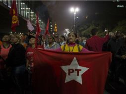 Seguidores del PT protestan contra la condena. La Copppal señala a EU como el culpable de la maniobra contra el expresidente. EFE / S. Moreira