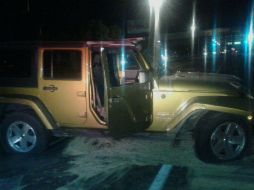 El vehículo en el que viabajan chocó, dio una vuelta completa y aterrizó en sus cuatro llantas. ESPECIAL /