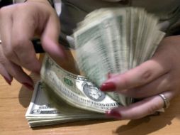 El tipo de cambio para solventar obligaciones denominadas en moneda extranjera pagaderas en el país se ubica en 17. 7708 pesos. AP / ARCHIVO