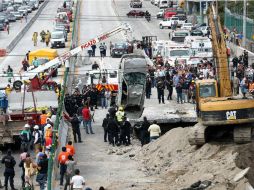 Dos personas murieron en el Paso Express de Cuernavaca cuando el piso se abrió bajo su auto. SUN / V. Rosas