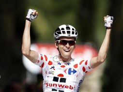 El francés Barguil celebra al llegar a la meta en la etapa que se corrió durante esta jornada. EFE / Y. Valat