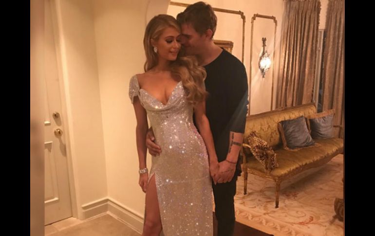 Chris Zylka se hizo un tatuaje con el nombre de su amada Paris. INSTAGRAM / parishilton