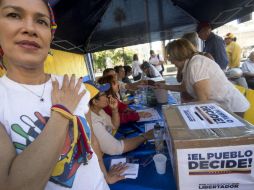 Las mesas electorales dispuestas en la plaza de Los Palos Grandes, en el municipio caraqueño de Chacao, iniciaron las votaciones. EFE / C. Peri