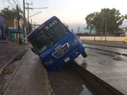 Posiblemente el chofer no vio la zanja debido a las lluvias de este domingo. ESPECIAL /