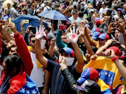 La oposición anticipa una gran asistencia  de electores para su consulta y por ello imprimieron unas 14 millones de boletas para votar. EFE / L. Muñoz