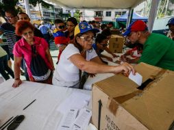 La consulta popular opositora es sobre la Asamblea Constituyente impulsada por el presidente Nicolás Maduro. EFE / C. Hernández