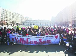 Inconformidad. Chilenos expresan repudio contra personal del Servicio Nacional de Menores. EFE /