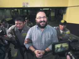 Preso, pero feliz. El ex mandatario de Veracruz ha portado una gran sonrisa ante los medios la mayor parte del tiempo. AP /