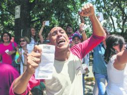 Papeleta en mano. La oposición venezolana afirmó que la participación en el plebiscito superó los siete millones de personas. EFE /