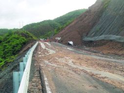 Derrumbe. El deslave bloquea los carriles de la vía. ESPECIAL /