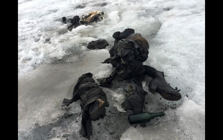 Los cuerpos, perfectamente conservados, yacían el uno cerca del otro, con mochilas, una botella, un libro y un reloj a su lado. AFP /