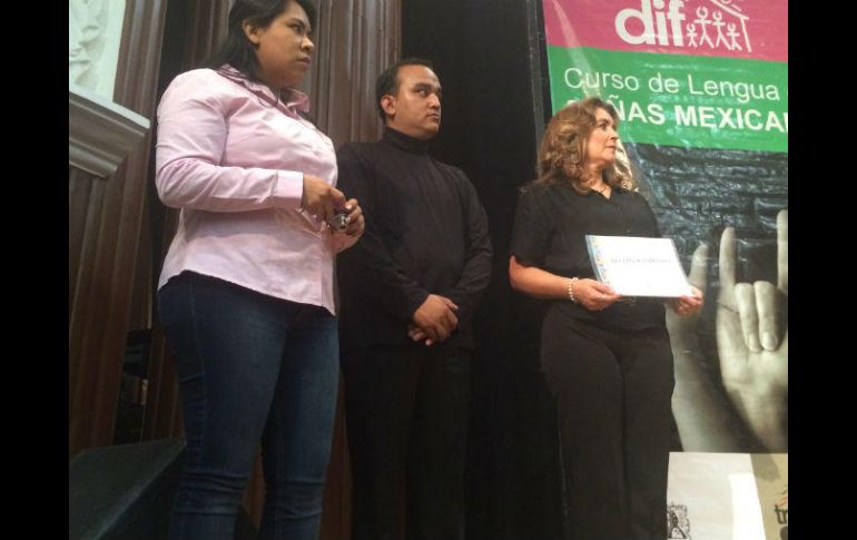 Otra de las obligaciones es que en todos los actos públicos gubernamentales se cuente con intérpretes de señas. NTX / ARCHIVO