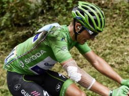 El alemán, con varias heridas y el ''maillot'', trató de continuar, pero finalmente tuvo que bajarse definitivamente de la bicicleta. AFP / J. Pachoud