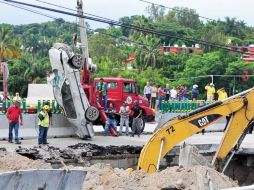 En el socavón del pasado 12 de julio un automóvil cayó y sus dos tripulantes a bordo murieron por asfixia. SUN / ARCHIVO