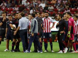 Apenas se silbó el final de la parte complementaria, el estratega del Porto se reunió con el cuerpo arbitral y Almeyda. MEXSPORT / E. Quintana