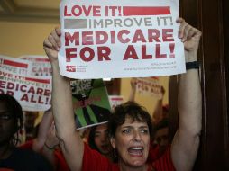 Manifestantes se pronuncian contra el proyecto republicano de cambiar la ley sanitaria en EU. AFP / A. Wong